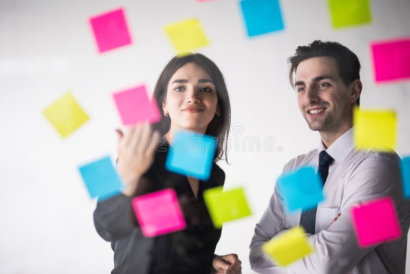 Start bedrijfsmensengroep die dagelijkse baan werken op modern kantoor Technologie-bureau, technologie-bedrijf, technologie-opsta royalty-vrije stock foto's Start bedrijfsmensengroep die dagelijkse baan werken op modern kantoor Technologie-bureau, technologie-bedrijf, technologie-opsta royalty-vrije stock foto's