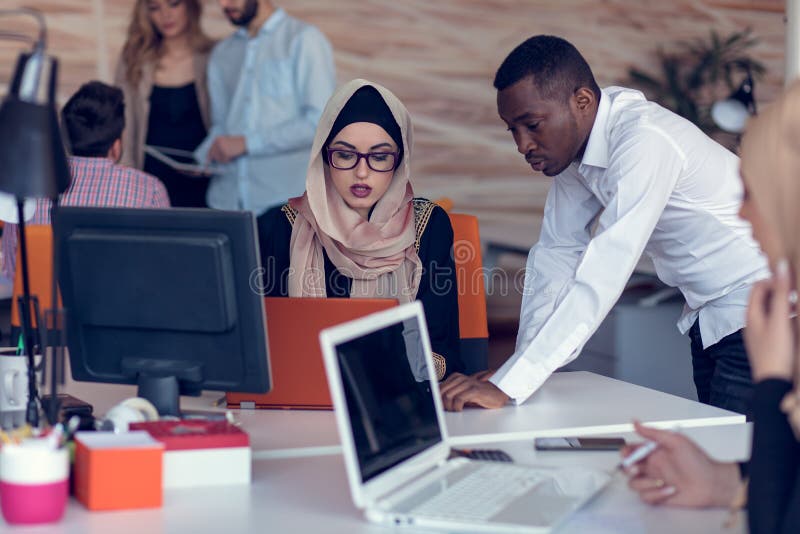 Start bedrijfsmensengroep die dagelijkse baan werken op modern kantoor Technologie-bureau, technologie-bedrijf, technologie-opsta royalty-vrije stock afbeeldingen Start bedrijfsmensengroep die dagelijkse baan werken op modern kantoor Technologie-bureau, technologie-bedrijf, technologie-opsta royalty-vrije stock afbeeldingen
