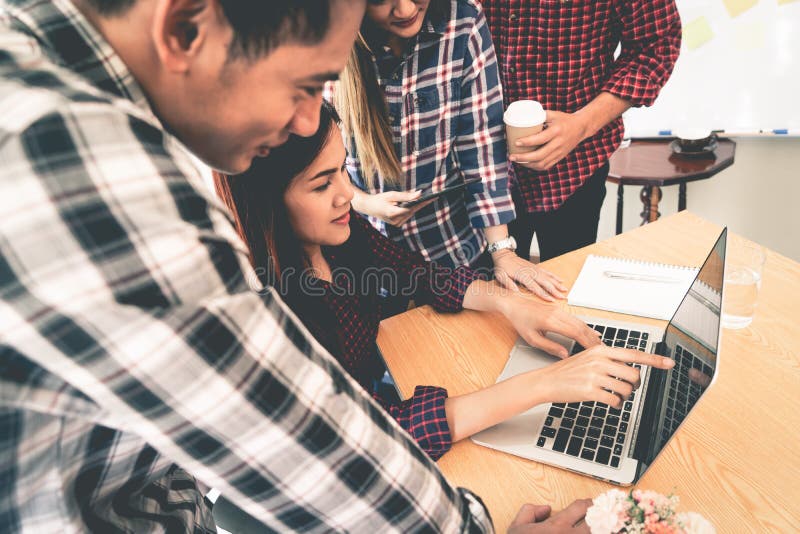 Start commercieel team die samen het bespreken werken aan laptop stock afbeelding Start commercieel team die samen het bespreken werken aan laptop stock afbeelding