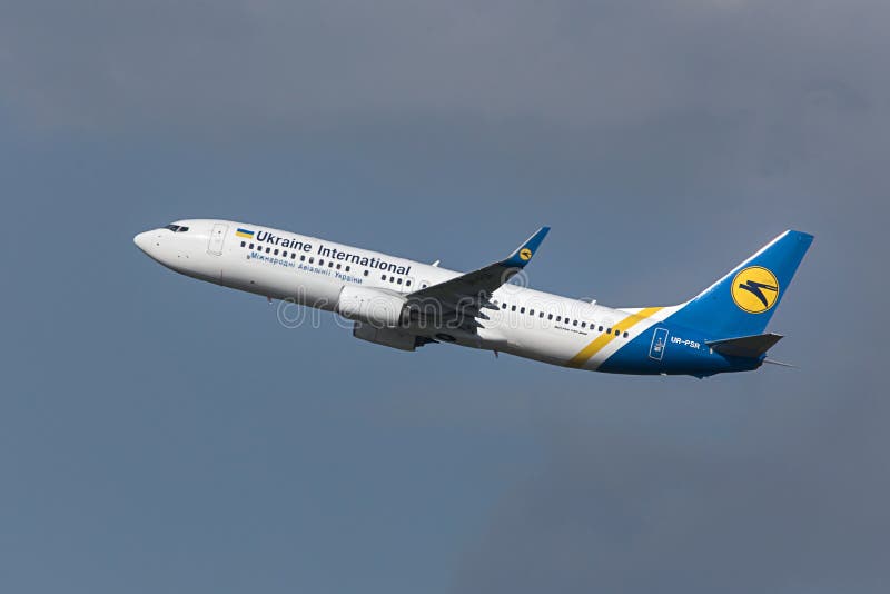 Start för Ukraina internationell flygbolagflygplan på den budapest flygplatsen Ungern arkivfoton Start för Ukraina internationell flygbolagflygplan på den budapest flygplatsen Ungern arkivfoton