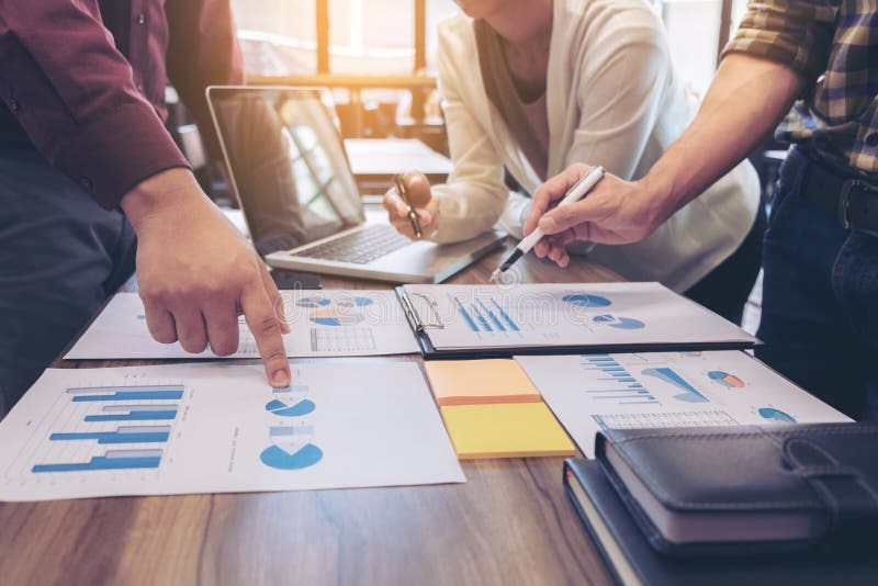Startder gruppengeschäftsleute Sitzung, junge kreative Mitarbeiter lizenzfreies stockfoto Startder gruppengeschäftsleute Sitzung, junge kreative Mitarbeiter lizenzfreies stockfoto
