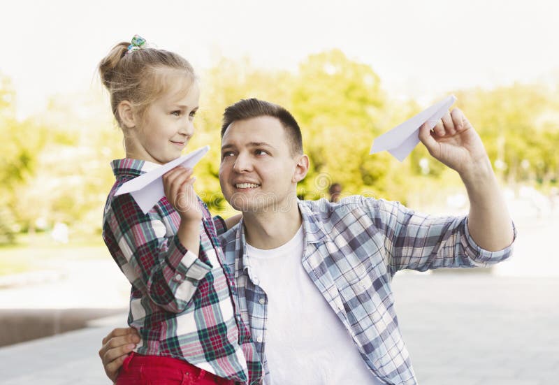 Startende Papierfl?chen der reizend Tochter mit Vater stockbilder Startende Papierfl?chen der reizend Tochter mit Vater stockbilder