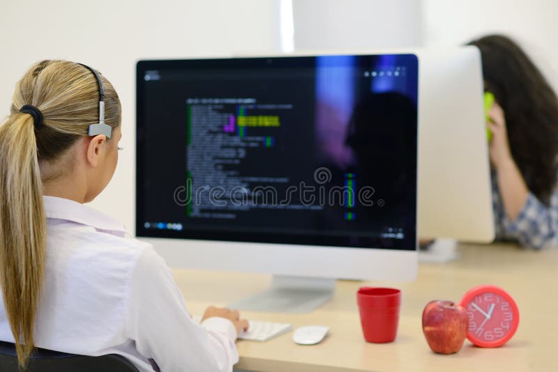 Startup affär, ung kvinna som programvarubärare som arbetar på datoren på det moderna kontoret arkivfoton Startup affär, ung kvinna som programvarubärare som arbetar på datoren på det moderna kontoret arkivfoton