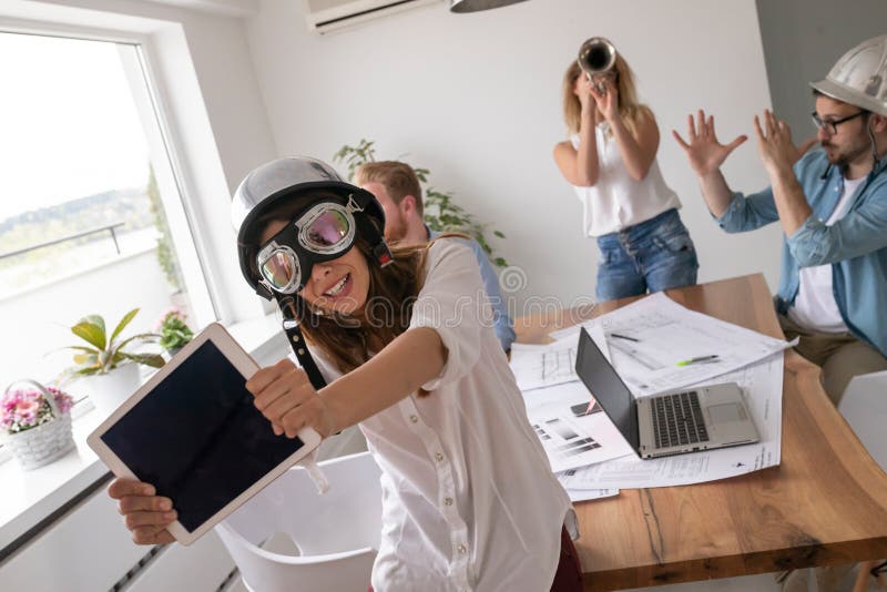Startup diversity team gioco di lavoro divertente brainstorming concetto di business meeting fotografia stock Startup diversity team gioco di lavoro divertente brainstorming concetto di business meeting fotografia stock