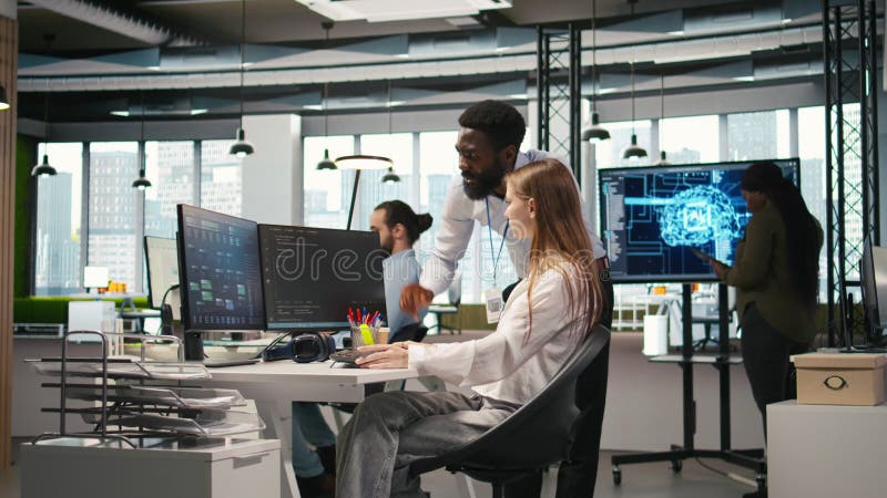 Startup office manager gratulerar unga flickor efter att ha utvecklat AI-modeller lager videofilmer