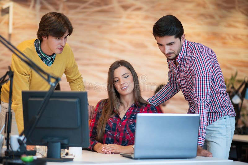 Startup бизнесмены собирают работу как команда для того чтобы найти решение к проблеме стоковые фото Startup бизнесмены собирают работу как команда для того чтобы найти решение к проблеме стоковые фото