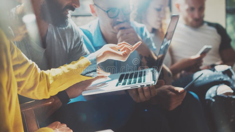 Startverschiedenartigkeits-Teamwork-Sitzung- über Brainstormingkonzept Geschäfts-Team Coworker Analyze Strategy Laptop-Prozess lizenzfreies stockfoto