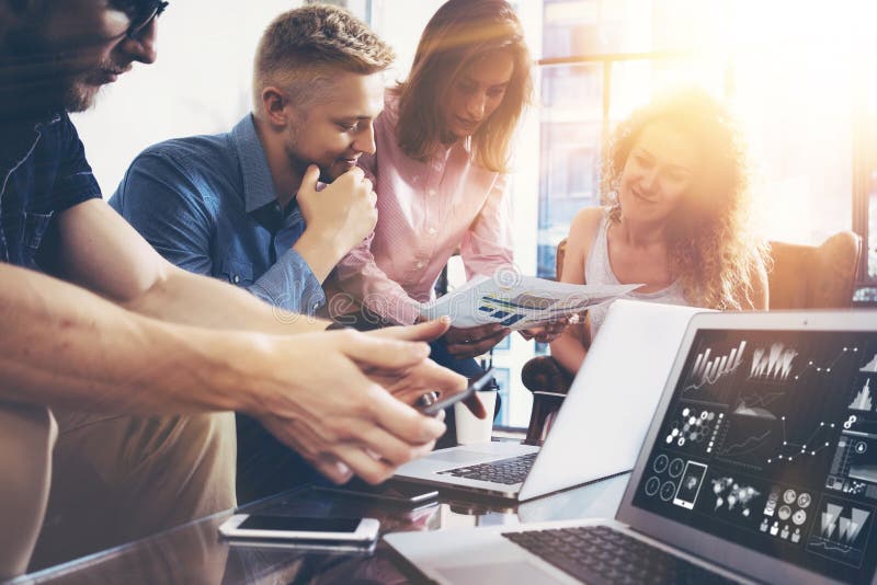 Startverschiedenartigkeits-Teamwork-Sitzung- über Brainstormingkonzept Geschäfts-Team Coworker Global Sharing Economy-Laptop-Diag lizenzfreies stockfoto