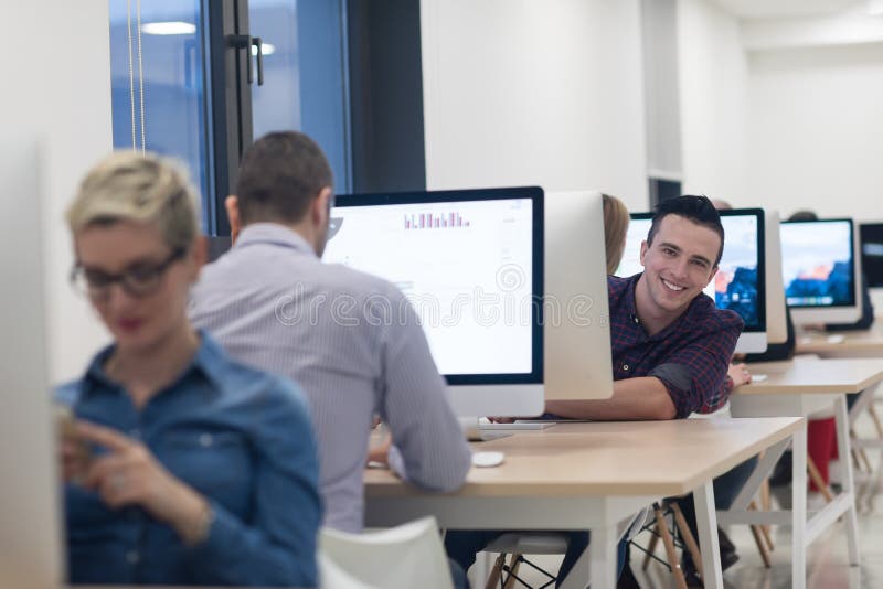 Startzaken, softwareontwikkelaar die aan bureaucomputer werken royalty-vrije stock foto's Startzaken, softwareontwikkelaar die aan bureaucomputer werken royalty-vrije stock foto's