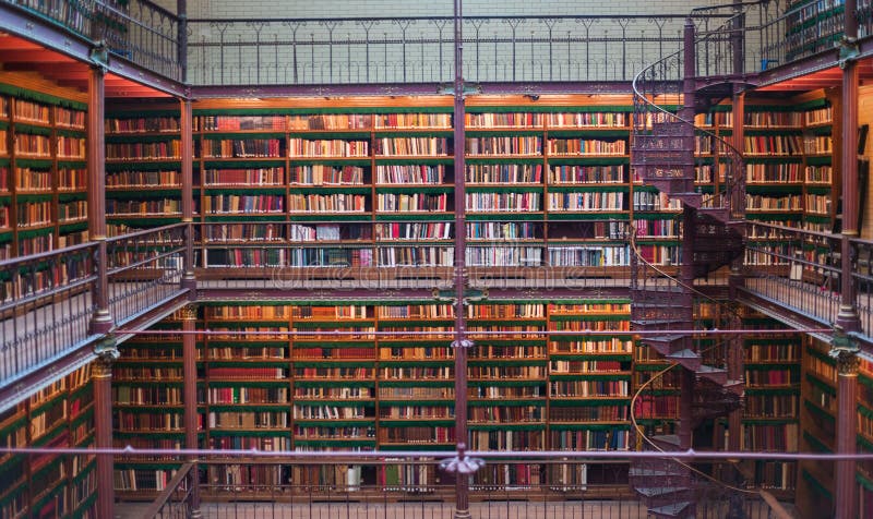 Stary antyczny biblioteczny wnętrze, stropuje książki, okno, półka na książki