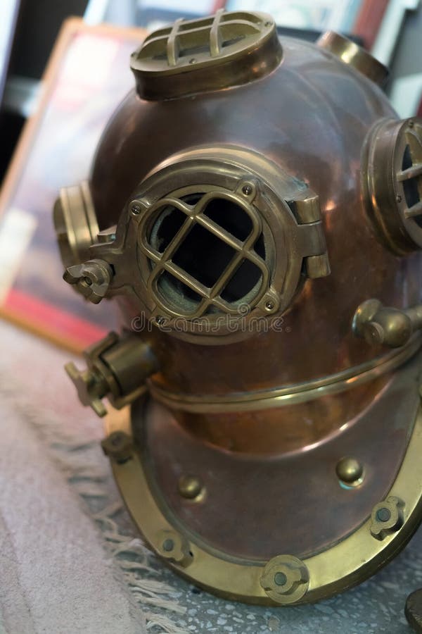 Stary antykwarski metalu akwalungu hełm na ziemi Historyczny miedziany akwalung dla nurkować w ocean wodzie zdjęcia royalty free Stary antykwarski metalu akwalungu hełm na ziemi Historyczny miedziany akwalung dla nurkować w ocean wodzie zdjęcia royalty free
