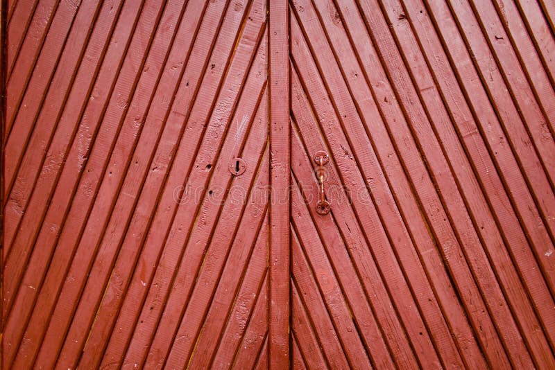 Stary Burgundy drewniany drzwi z rękojeści i keyhole tekstury zakończeniem fotografia stock Stary Burgundy drewniany drzwi z rękojeści i keyhole tekstury zakończeniem fotografia stock
