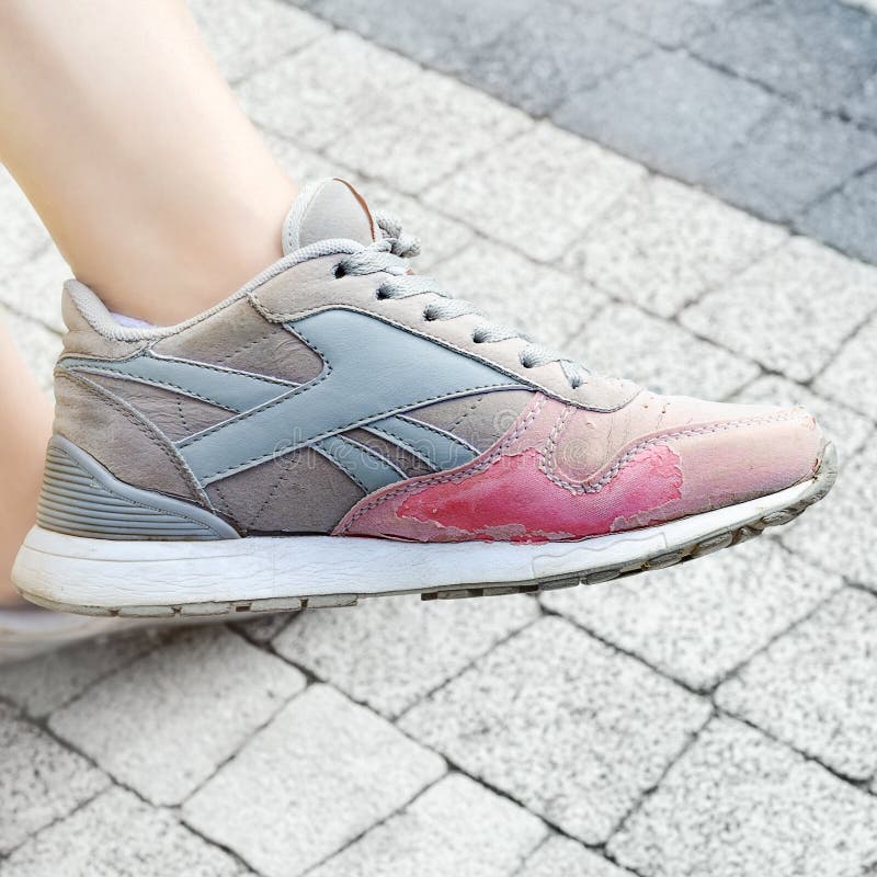 Stary będący ubranym za sneakers na mój ciekach i mnie, wygodnych jest politowaniem rzucać daleko od Kazan, Rosja 24 2019 Czerwie zdjęcia stock Stary będący ubranym za sneakers na mój ciekach i mnie, wygodnych jest politowaniem rzucać daleko od Kazan, Rosja 24 2019 Czerwie zdjęcia stock