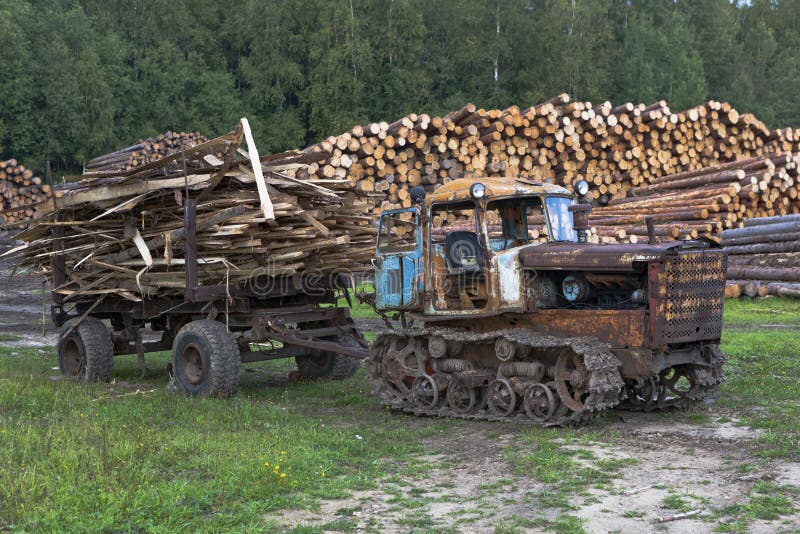 Rogachiha, Verkhovazhsky okręg, Vologda region Rosja, Sierpień, - 30, 2014: Stary ciągnika DT-75 Kazachstan jałowy usunięcie od tartaków