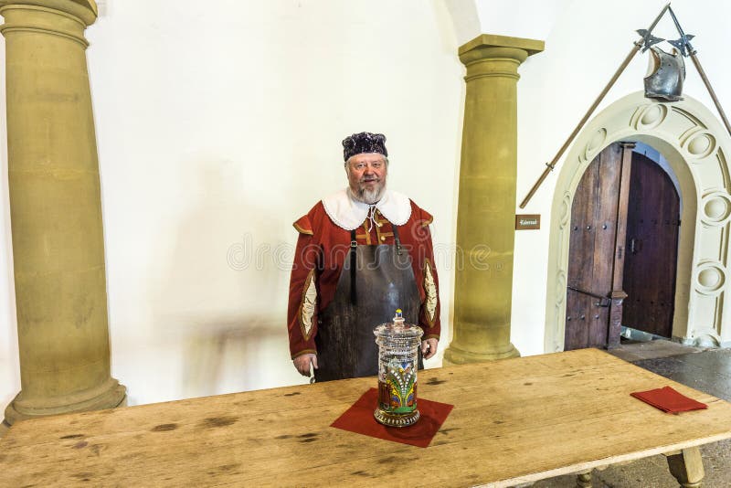 Stary człowiek ubierający w średniowiecznym odziewa w Rothenburg zdjęcia stock Stary człowiek ubierający w średniowiecznym odziewa w Rothenburg zdjęcia stock