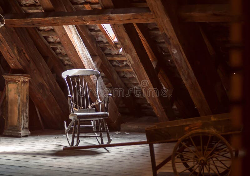 Stary domowy attyk z retro meble, drewniany kołysa krzesło Zaniechany domowy pojęcie zdjęcie stock Stary domowy attyk z retro meble, drewniany kołysa krzesło Zaniechany domowy pojęcie zdjęcie stock