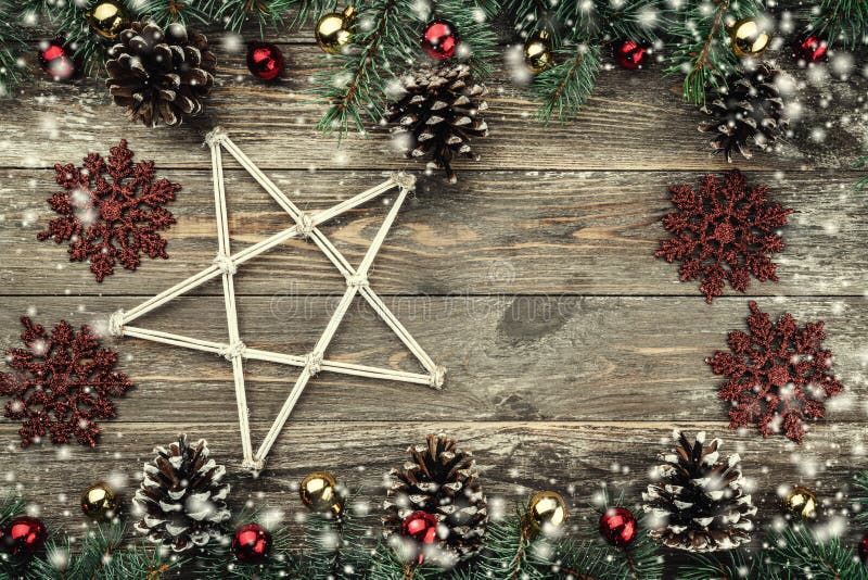 Stary drewniany tło z jodeł gałąź ozdabiał z rożkami Przestrzeń dla teksta więcej toreb, Świąt oszronieją Klaus Santa niebo Odgór zdjęcia royalty free Stary drewniany tło z jodeł gałąź ozdabiał z rożkami Przestrzeń dla teksta więcej toreb, Świąt oszronieją Klaus Santa niebo Odgór zdjęcia royalty free