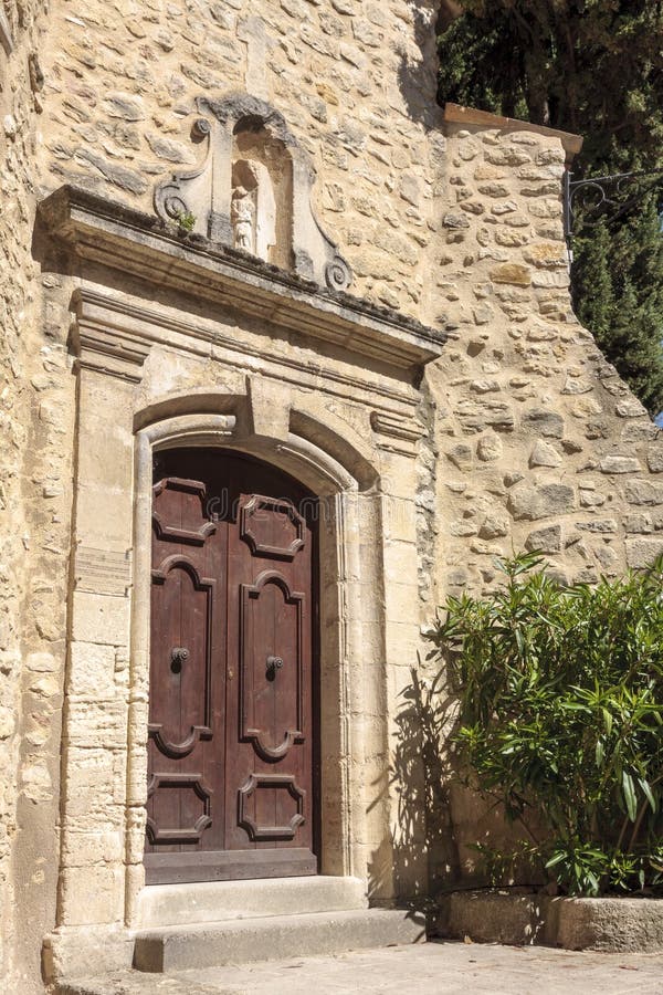 Stary drzwi przy wioską Lurs w Provence Francja obrazy stock Stary drzwi przy wioską Lurs w Provence Francja obrazy stock
