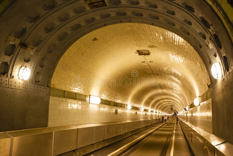 Stary Elbtunnel w Hamburg, Niemcy, artykuł wstępny zdjęcia stock Stary Elbtunnel w Hamburg, Niemcy, artykuł wstępny zdjęcia stock
