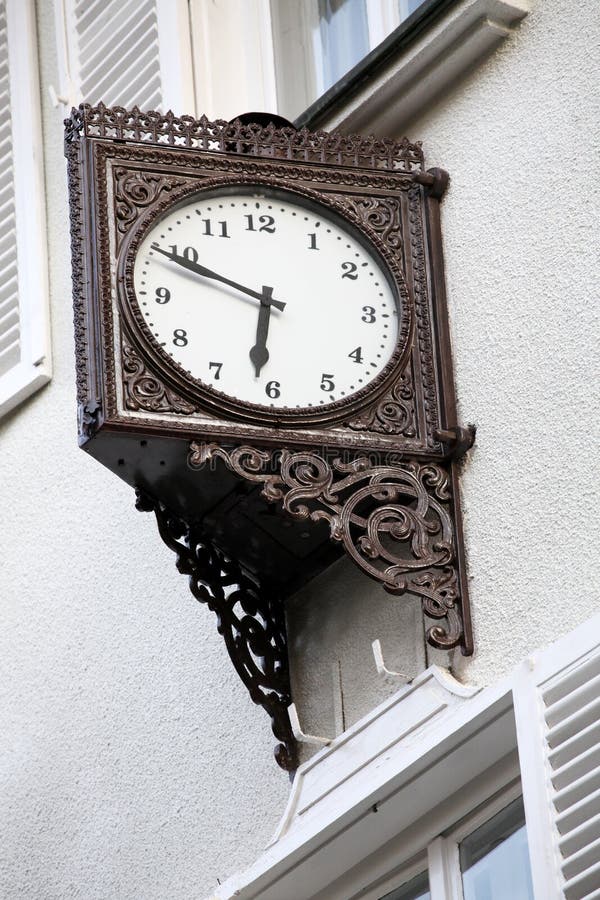 Stary elegancki external zegar. dekoracyjni elementy