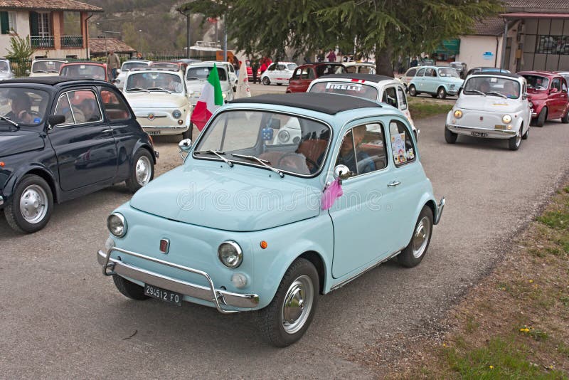 Stary Fiat 500 fotografia editorial. Obraz złożonej z