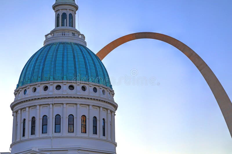 Stary gmach sądu i brama łuk w St Louis fotografia stock Stary gmach sądu i brama łuk w St Louis fotografia stock