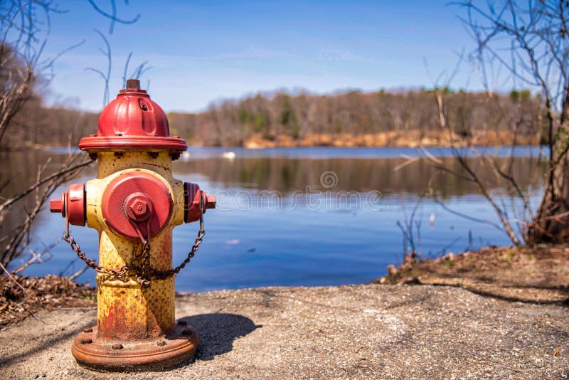 Stary hydrant blisko do wodnego jeziora fotografia royalty free Stary hydrant blisko do wodnego jeziora fotografia royalty free