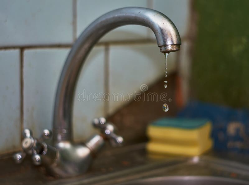 Stary kapiący kuchenny faucet zamknięty w górę fotografia royalty free Stary kapiący kuchenny faucet zamknięty w górę fotografia royalty free
