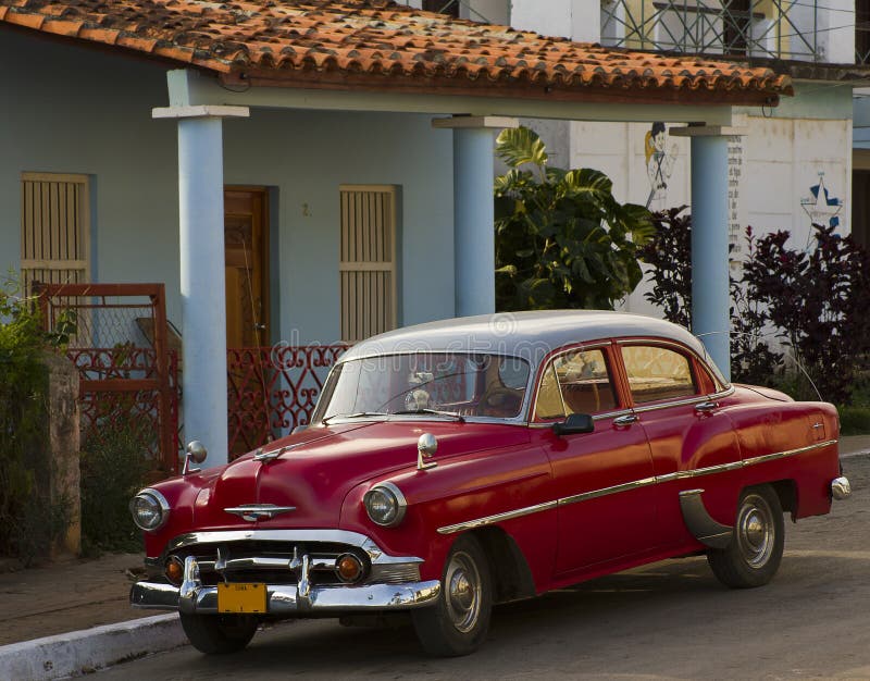 Stary Klasyczny Czerwony Samochód W Kuba Zdjęcie Stock