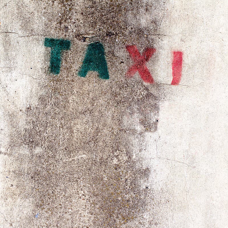 Stary matrycuje taxi znaka na ścianie fotografia stock Stary matrycuje taxi znaka na ścianie fotografia stock