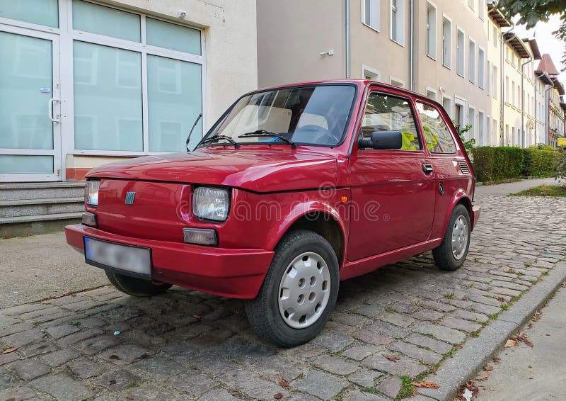 Stary Mały Czerwony Samochód Polski Fiat 126p Zaparkowany