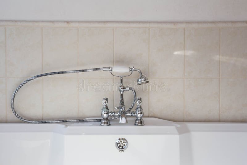 Stary mody faucet nad jacuzzi kąpielowej balii rocznika projektem zdjęcie stock Stary mody faucet nad jacuzzi kąpielowej balii rocznika projektem zdjęcie stock