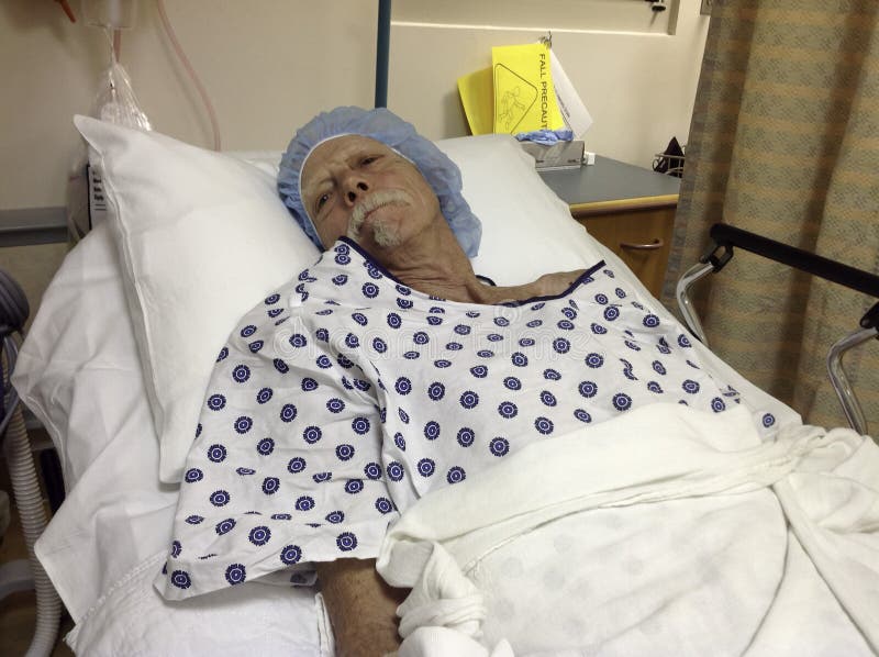 Stary męski pacjent szpitala oczekuje operację