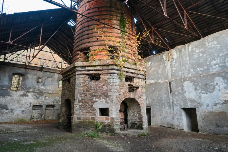Stary piec z govajdia hunedoara rumunia. Piec jest znany, ponieważ produkowano tu niektóre elementy żeliwa do wieży eiffel'a w paryżu