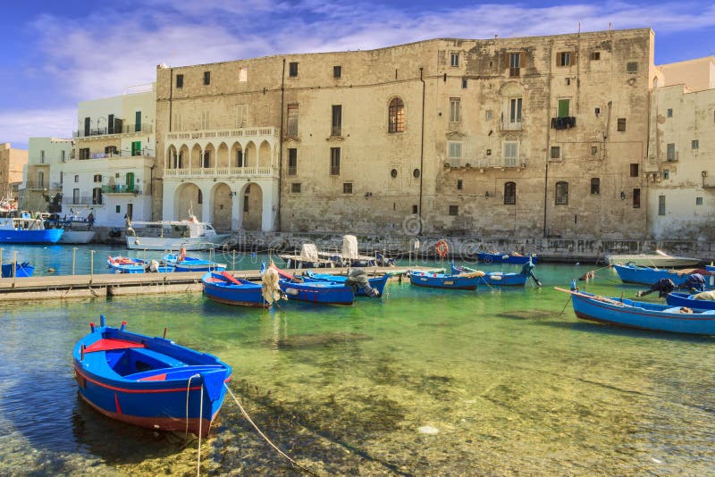 Stary port Monopoli prowincja Bari, region Apulia, po?udniowy W?ochy: widok stary miasteczko z po?owem i wio?larskimi ?odziami, W
