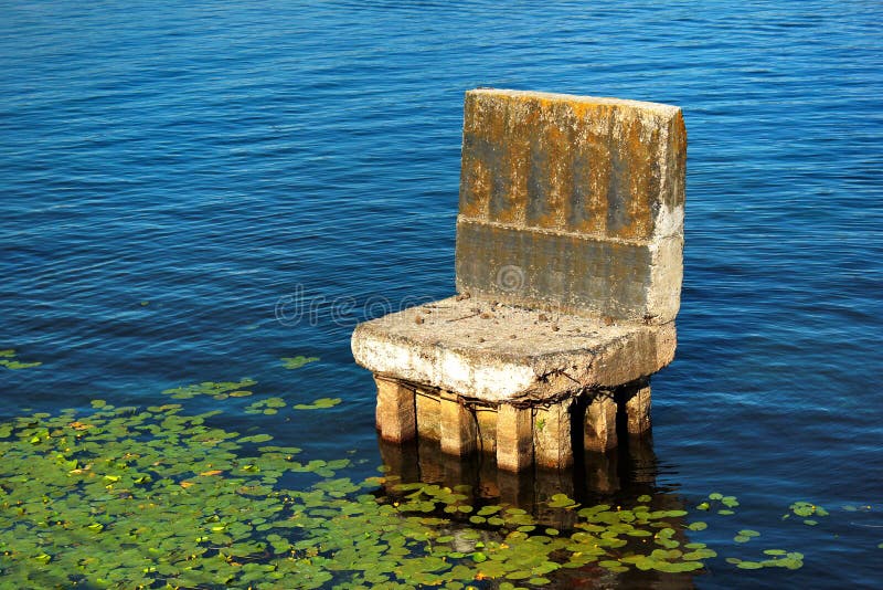 Stary porzucony betonowy podporę mostu wygląda jak krzesło w wodzie fotografia stock Stary porzucony betonowy podporę mostu wygląda jak krzesło w wodzie fotografia stock