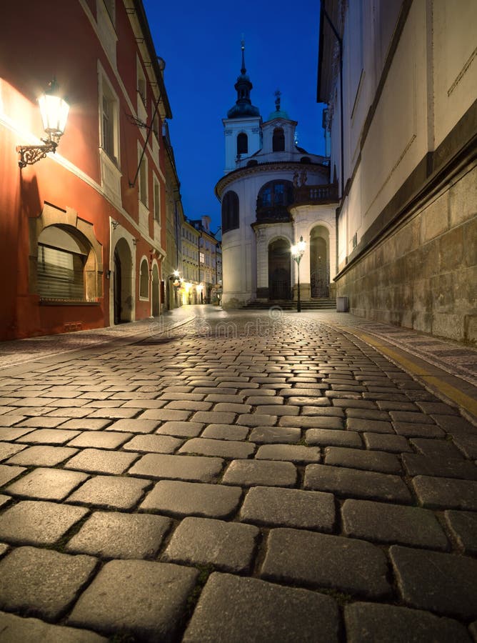 Stary Praga przy nocą, stara ulica z dziejowymi domami i kościół St Salvator,