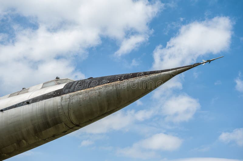 Stary supersoniczny nos odrzutowy na niebieskim niebie. Meble metalowe podkreślają vintage aerospace design obraz stock