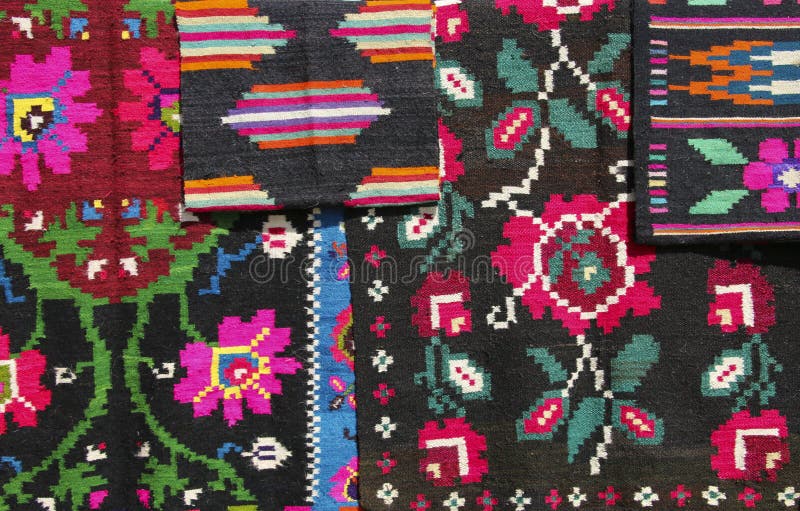 Stary tradycyjny romanian wełna dywan z antycznymi motywami ethnic zdjęcia stock Stary tradycyjny romanian wełna dywan z antycznymi motywami ethnic zdjęcia stock
