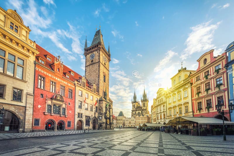 Stary urzędu miasta budynek z zegarowy wierza w Praga fotografia stock