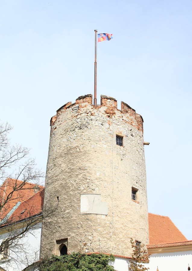 Stara wieża z flagą w Mikulovie obrazy royalty free