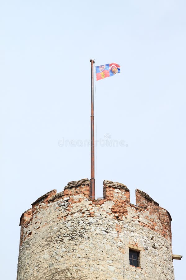 Stara wieża z flagą w Mikulovie fotografia royalty free