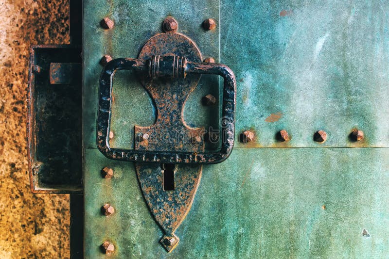 Stary wieśniaka groszaka kasztelu metalu drzwi z wielkim knocker obrazy royalty free Stary wieśniaka groszaka kasztelu metalu drzwi z wielkim knocker obrazy royalty free