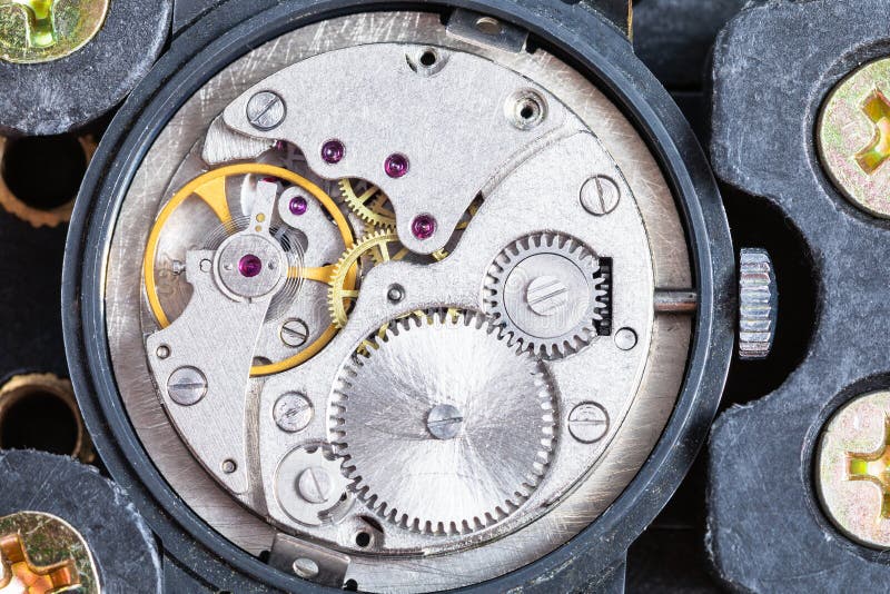 Stary wristwatch załatwiał w plastikowym właścicielu dla usługa obraz royalty free