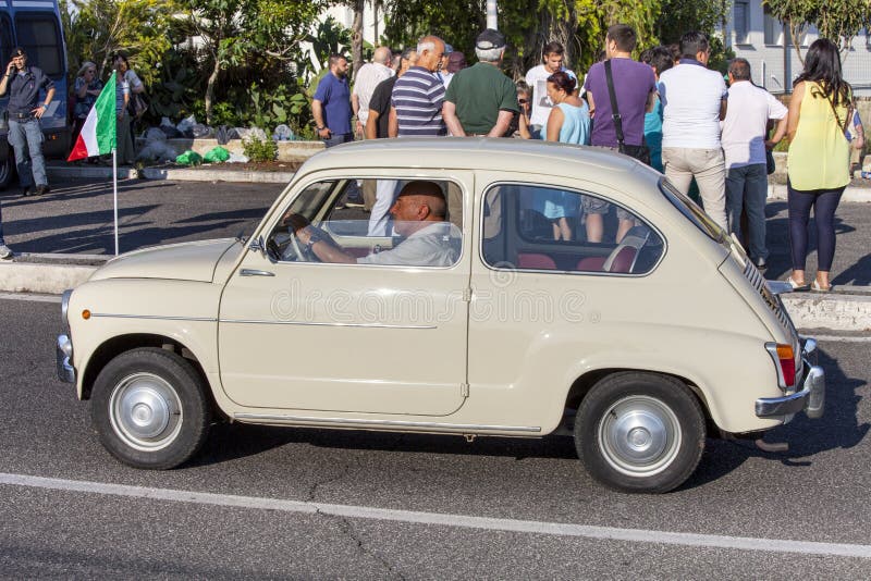 stary włoski samochód Rocznika transport Fiat 500 fotografia royalty free stary włoski samochód Rocznika transport Fiat 500 fotografia royalty free