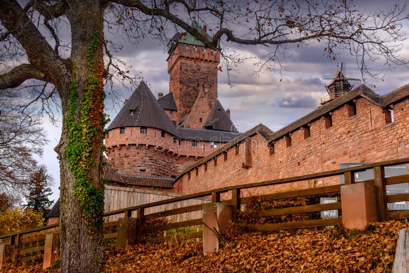 Stary średniowieczny kasztel Haut-Koenigsbourg w Alsace lub fortecy obrazy royalty free Stary średniowieczny kasztel Haut-Koenigsbourg w Alsace lub fortecy obrazy royalty free