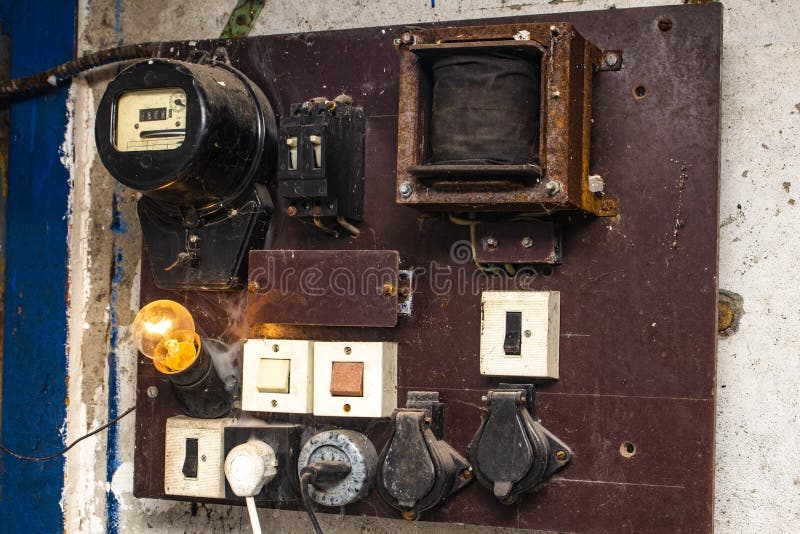 Starzy gabinety z drutowaniem i dudkowaniem instalacji elektrycznej kontrola w ma?ej fabryce dla automatyzacji prac obrazy royalty free Starzy gabinety z drutowaniem i dudkowaniem instalacji elektrycznej kontrola w ma?ej fabryce dla automatyzacji prac obrazy royalty free