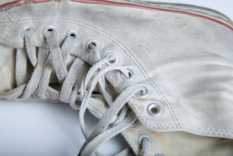 STARZY I BRUDNI SNEAKERS NA BIAŁYM tle zdjęcia stock STARZY I BRUDNI SNEAKERS NA BIAŁYM tle zdjęcia stock