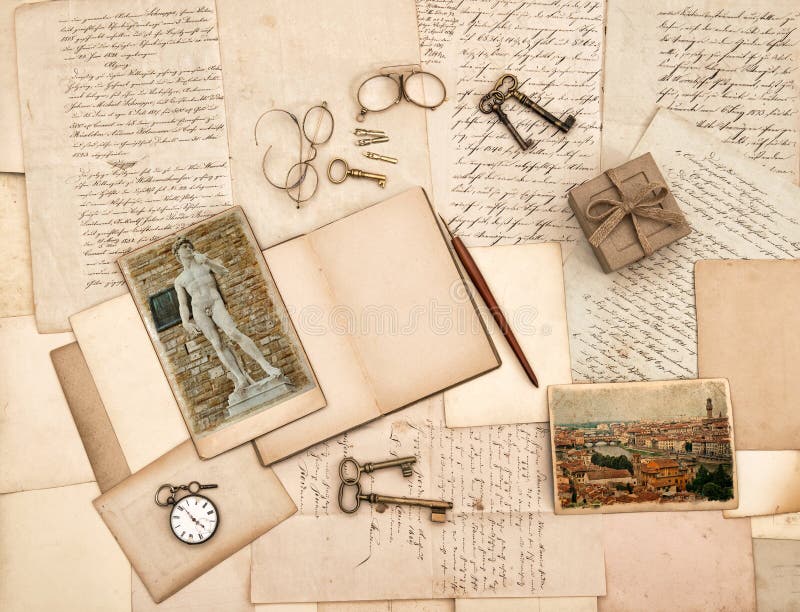 Starzy listy, roczników akcesoria, dzienniczek i fotografie od Florencja