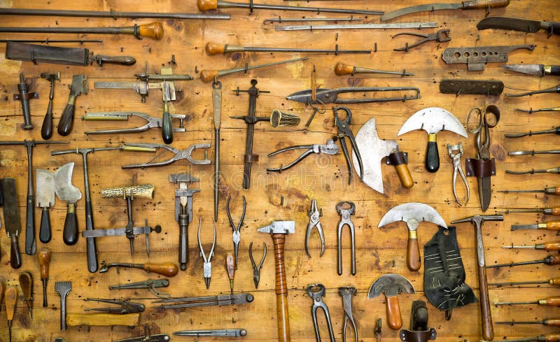 Starzy narzędzia na ścianie